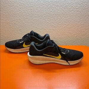 Nike Men's Athletic Shoes in Black and Neon Yellow